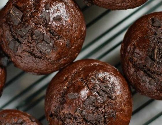Lahodné kakaové muffiny ukrývvající povidlovou náplň.