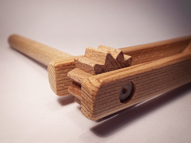 Velikonoční řehtačka vyrobená ze dřeva. 