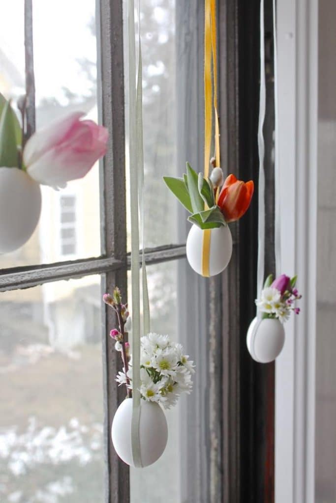 Velikonoční závěsná dekorace na okno s vajíčky.