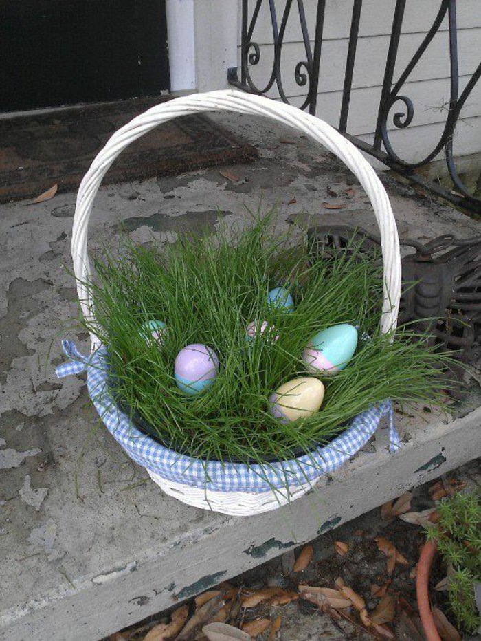 Výzdoba hrobu s velikonočním osením v košíku.