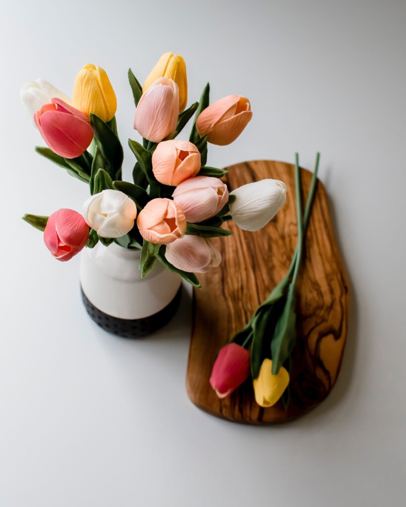 Velikonoční stůl ozdobený tulipány.