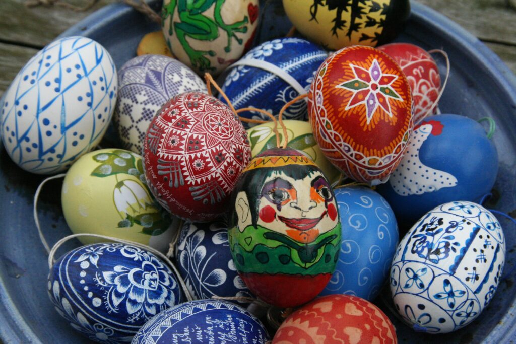 Malovaná velikonoční vajíčka.