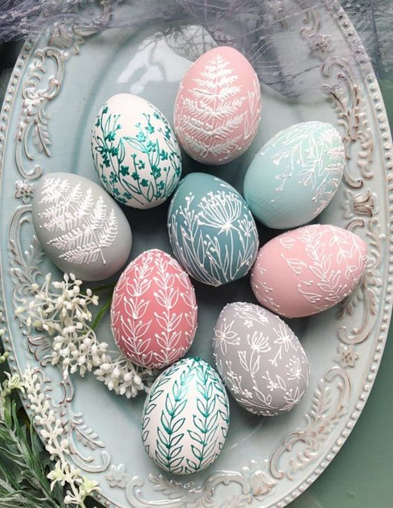 Modrá, růžová a šedá vajíčka k Velikonocům.