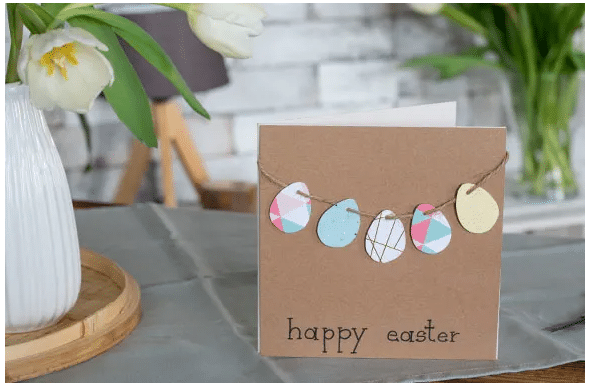 Velikonoční přání z papíru s velikonočními vajíčky.
