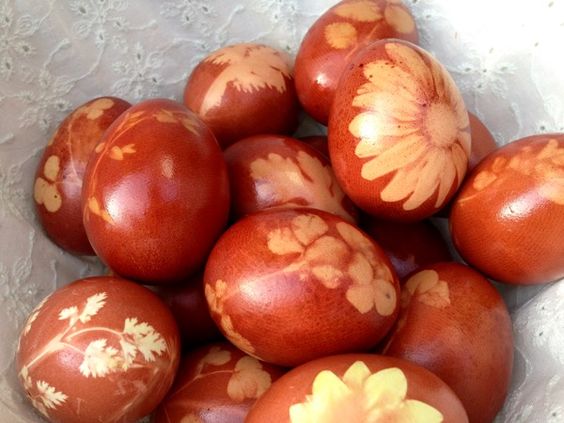 Velikonoční vajíčka obarvená slupkami z cibule.