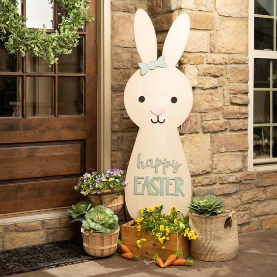 Velikonoční dekorace zajíčka u vchodových dveří.