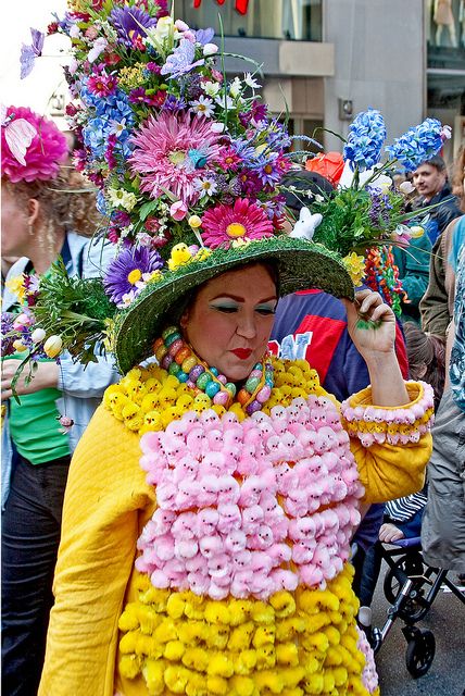 Žena s květinovým kloboukem na velikonočním průvodu v New Yorku.