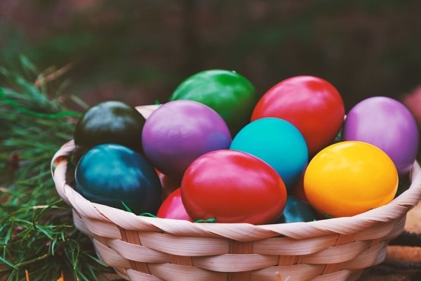Barvená vajíčka v košíku.