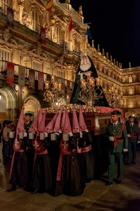 Velikonoční náboženské procesí ve Španělsku.