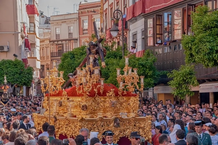 Náboženské procesí ve španělských ulicích.