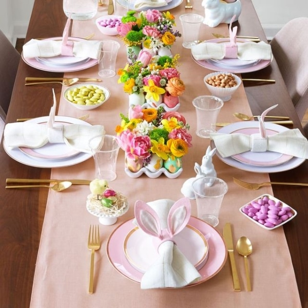 Velikonoční stůl laděný do růžové barvy.