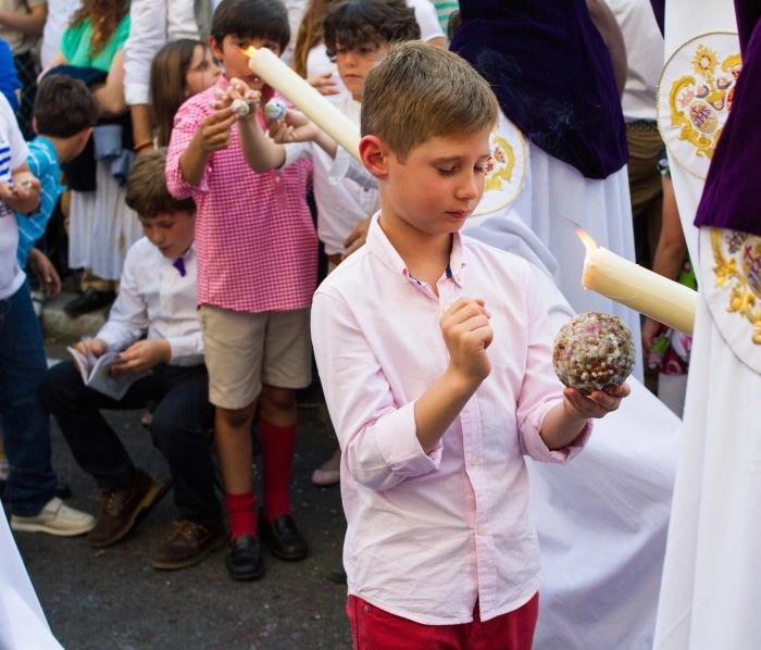 Španělské děti s velikonočními koulemi z vosku.