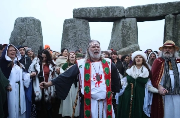 Oslavy zimního slunovratu v anglickém Stonehenge.