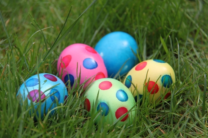 Malovaná vajíčka v trávě.