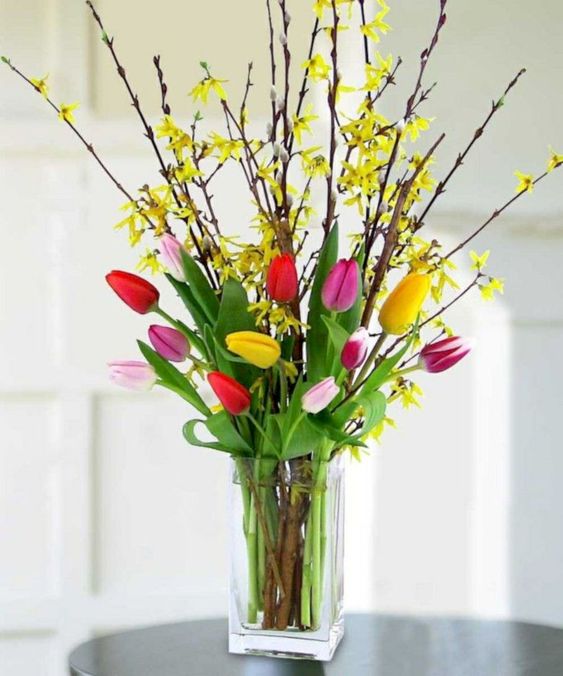 Jarní kytice ve váze z tulipánů a forzitie (laicky zlatého deště)