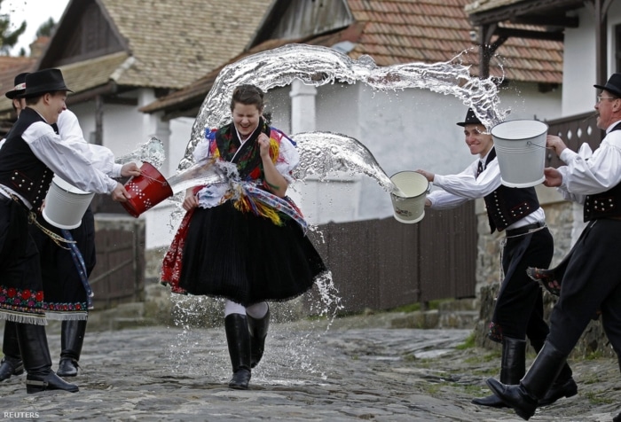 Maďarská tradice polévání vodou na Velikonoční pondělí.