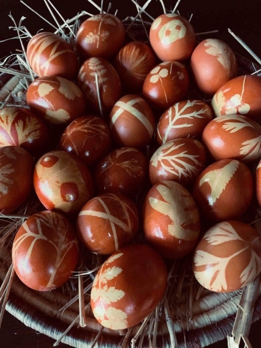 Velikonoční vajíčka obarvená slupkami cibule.