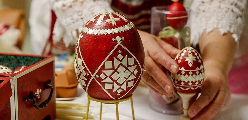 Ozdobená červená velikonoční vejce