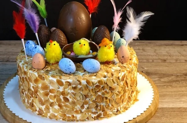Tradiční velikonoční dort ozdobený vajíčky, peříčky a kuřátky