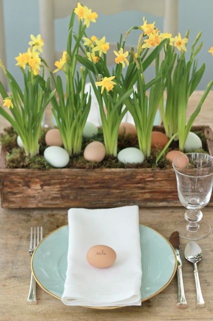 Narcisy v truhlíku s vajíčky jako dekorace na velikonoční prostřený stůl