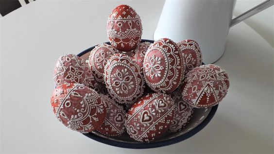 Perníková 3D vejce ozdobená jako klasické kraslice v misce