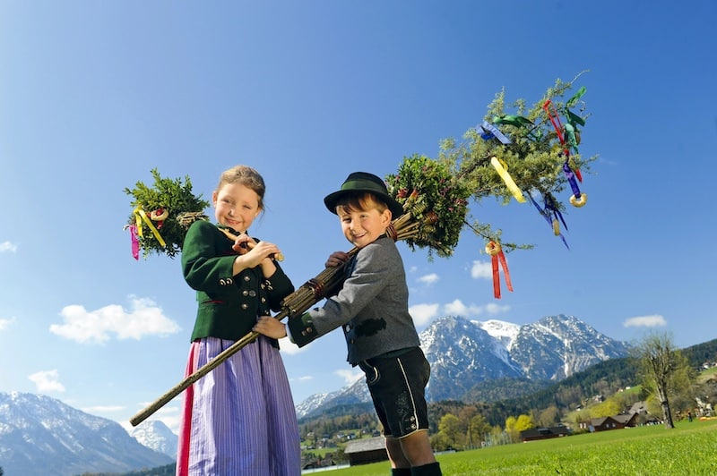 Děti na alpských svazích drží typické palmbuschen.