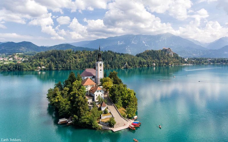 Pohled na jezero Bled ve Slovinsku s kostelem panny Marie na ostrůvku uprostřed.