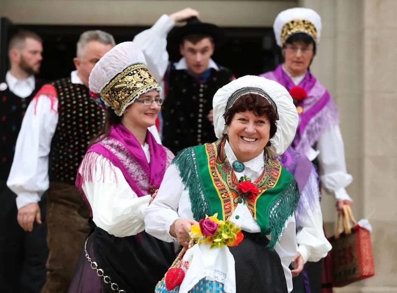 Slovinci oslavují Velikonoce v typických oděvech. 