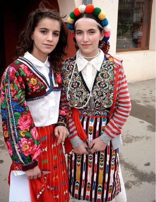 Dvě mladé dívky v tradičních albánksých krojích