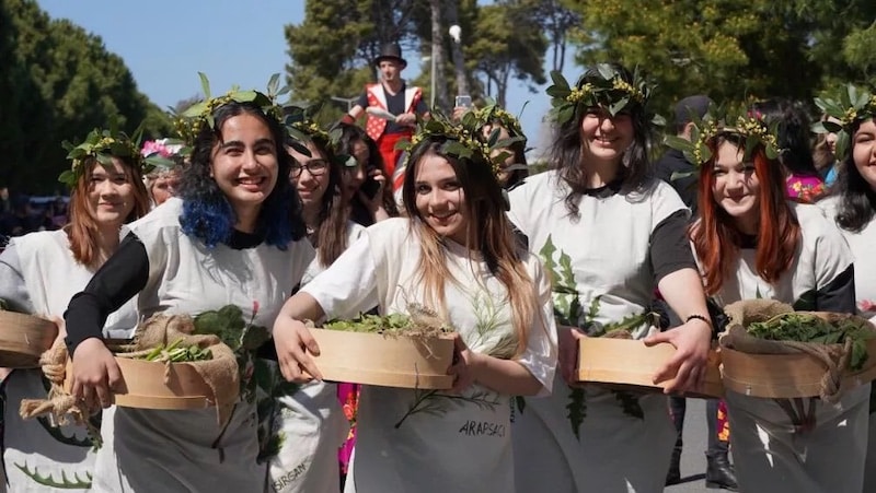 Děvčata na bylinkovém festivalu v Alacati.