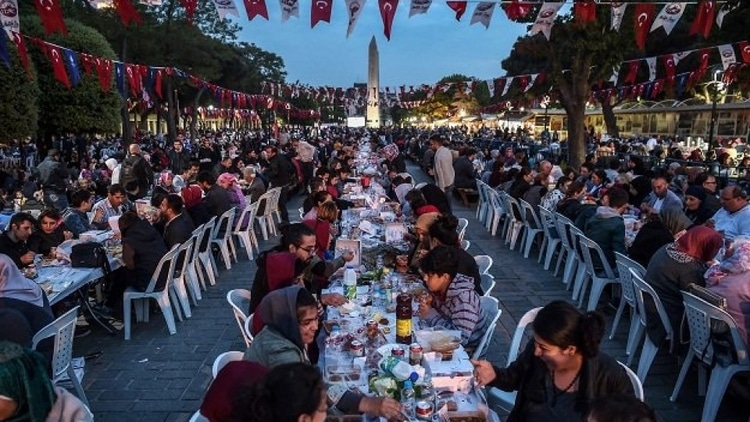Oslavy ramadánu a iftary, tradiční hostina u jednoho stolu.