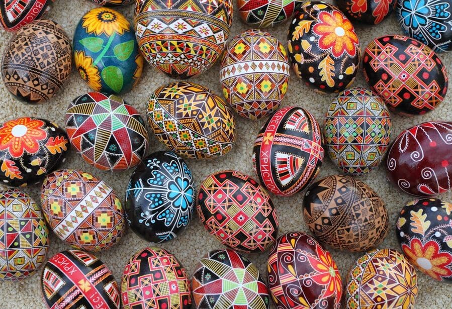 Ukrajinská malovaná velikonoční vajíčka Pyshanky se složitými motivy