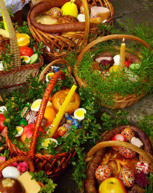 Koše s jídlem, které je symbolické pro Velikonoce na Ukrajině