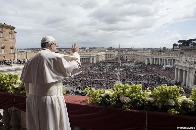 Papež František na náměstí žehná Urbi et Orbi.