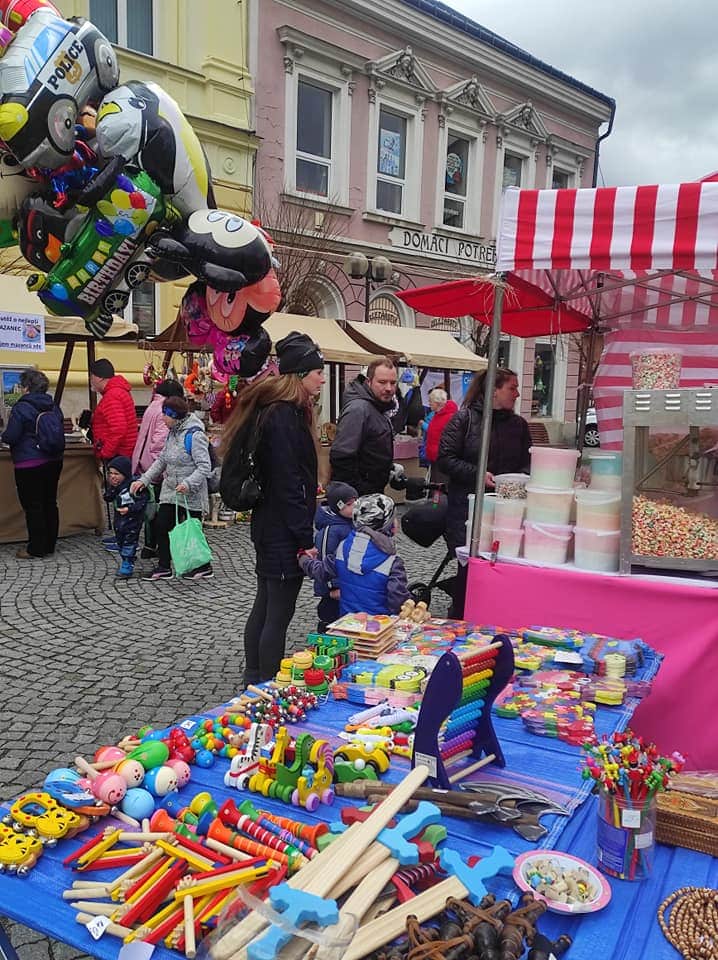 Lidé na velikonočních trzích v Železném Brodě