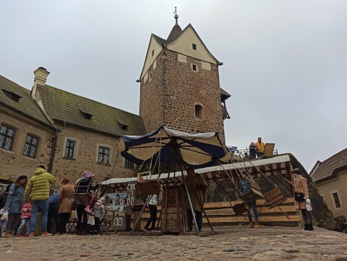 Trhy na nádvoří hradu Loket.
