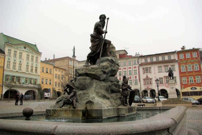 Krakonošova kašna na náměstí v Trutnově.