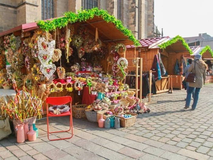 Velikonoční trhy před katedrálou v Plzni.