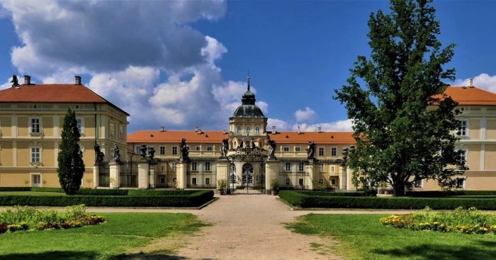 Pohled na zámek v Hořovicích.