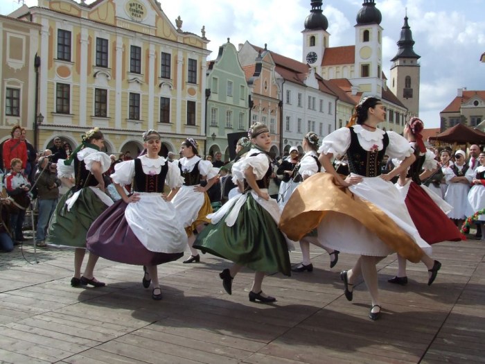 Folklorní vystoupení na náměstí v Telči.