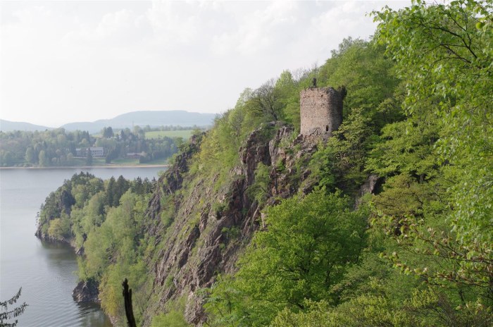 Zřícenina hradu Oheb u Seče.