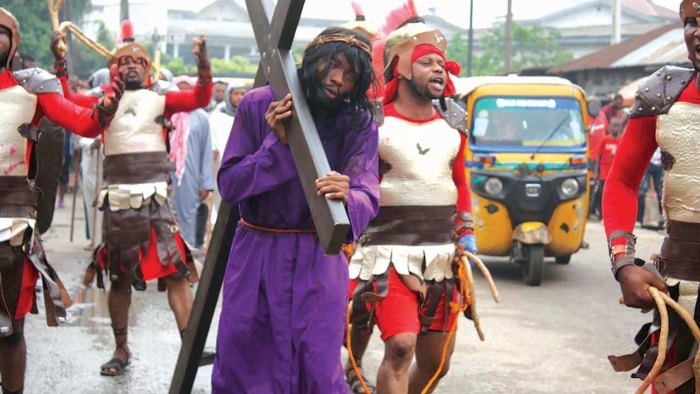 Velikonoční procesí v Nigérii.