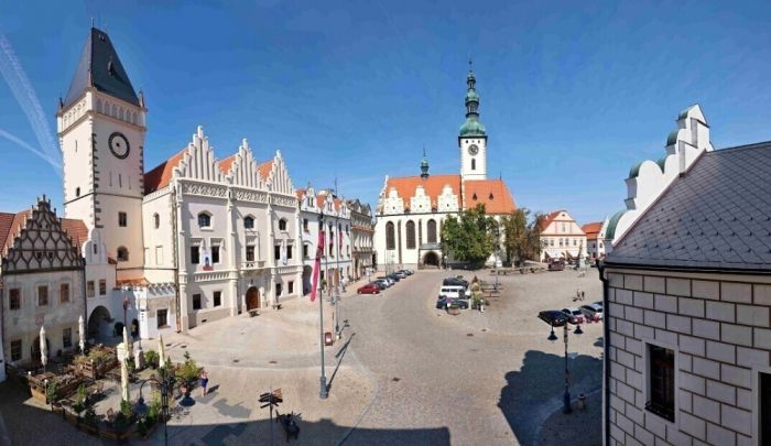 Žižkovo náměstí s budovou muzea.