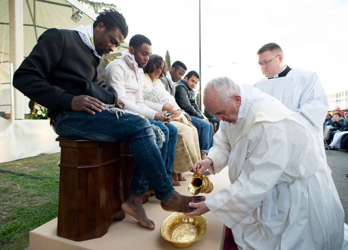 Papež umývá nohy věřícím na Zelený čtvrtek.