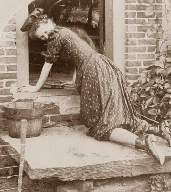 Mladá žena zametá podlahu.